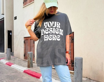 Pepper Comfort Colors 1717 Mockup Comfort Colors Pepper übergroßes T-Shirt-Mockup, Frauenmodell-Lifestyle-Mockup Outdoor-Street-Trend-Mockup