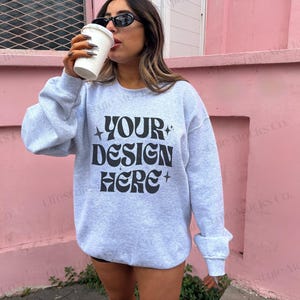 Gildan 18000 Ash Sweatshirt Mockup | G180 Ash Crewneck Mockup | Grå Gildan Sweatshirt Lifestyle Mockup, Oversized Tröja Outdoor Mockup
