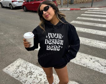Gildan 18500 Mockup, Mockup di felpa con cappuccio nera oversize, Mockup di felpa con cappuccio alla moda G185, 18500 Nero Gildan 18500 Outdoors Lifestyle Mockup