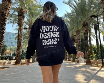 Gildan 18000 Mockup, schwarzes Gildan 18000 Back Sweatshirt Mockup, übergroßer Rundhalspullover Mock Real Woman Model Outdoors Lifestyle Mockup
