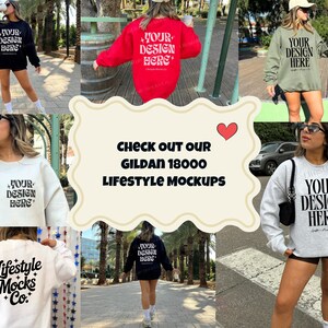 Może przedstawiać: Kolaż zdjęć prezentujących r&oacute;żne makiety lifestyle'owe z wykorzystaniem bluz Gildan 18000. Bluzy są w r&oacute;żnych kolorach, w tym czarnym, białym, czerwonym i szarym, i mają nadrukowany tekst "YOUR DESIGN HERE". Zdjęcia przedstawiają osoby noszące bluzy w r&oacute;żnych miejscach, takich jak spacer po ulicy, stanie przed budynkiem i siedzenie na ławce.