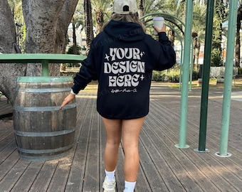 Retro del mockup di felpa con cappuccio oversize nera, mockup Gildan 18500, mockup di felpa con cappuccio G185, mockup di stile di vita all'aperto, mockup di streetwear