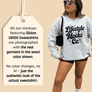 Może przedstawiać: Szara bluza z nadrukiem "Lifestyle Mocks Co." w retro stylu. Bluza jest sfotografowana na modelce i jest częścią kolekcji 18 000 bluz.