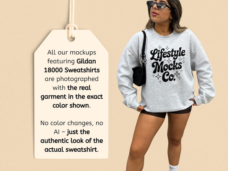 Może przedstawiać: Szara bluza z nadrukiem "Lifestyle Mocks Co." w retro stylu. Bluza jest sfotografowana na modelce i jest częścią kolekcji 18 000 bluz.