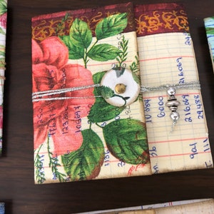 Los diarios de billetera, pequeños, hechos a mano y encuadernados con papel liso, rayado o teñido de forma natural, sin adornos, pueden ser un regalo especial para llevar un diario.