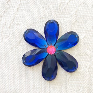Fiori di strass fatti a mano con retro piatto in diverse combinazioni di colori per abbellimenti.