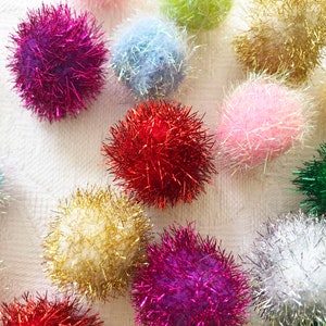 Pompon groot of klein met glans of niet in rood, groen, limoengroen, blauw, babyblauw, wit, roze, geel, goud, paars voor knutselen, doe-het-zelf, junktijdschriften