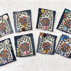 Långsamt sydda påsar, handgjorda, återvunnet denimtyg, applikationer av broderade knappar, påsydda tygmärken, omslag till Junk Journal, 4-pack.