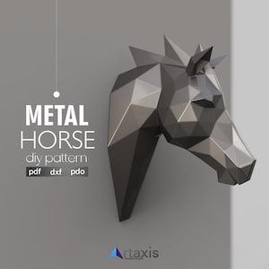 Peut inclure: Une sculpture de tête de cheval géométrique gris métallique, fixée sur un mur gris. L'image comprend le texte "METAL HORSE diy pattern" avec les options de type de fichier : pdf, dxf et pdo. Le logo artaxis studio est dans le coin inférieur.