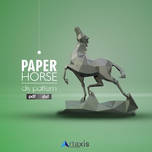 Op de afbeelding: Een grijs papieren model van een paard, staand op zijn achterpoten met zijn hoofd naar achteren gekanteld. Het paard is gemaakt van veel kleine driehoeken, wat het een geometrische uitstraling geeft. De tekst "PAPER HORSE diy pattern pdf dxf" is onder het paard gedrukt.