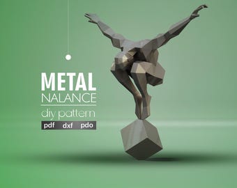 Minimalistische veelhoekige balanssculptuur: low poly origami pdf-sjabloon voor doe-het-zelf papierkunst