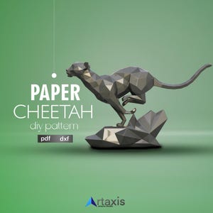 Op de afbeelding: Een zilveren papieren cheetah-model in een rennende pose. De cheetah is gemaakt van geometrische vormen en staat op een grijze rots. De tekst "PAPER CHEETAH diy pattern pdf dxf" staat onder de cheetah.