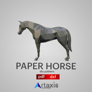Może przedstawiać: Szary model konia z papieru, wzór DIY do wykonania konia z papieru, z napisami "PAPER HORSE" i "diy pattern" w kolorze czarnym oraz "pdf dxf" w kolorze czerwonym.