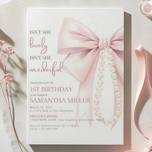 Invitación editable con lazo rosa para primer cumpleaños. ¿No es preciosa? ¿No es maravillosa? Plantilla Canva para primer cumpleaños de niña con lazos y perlas.