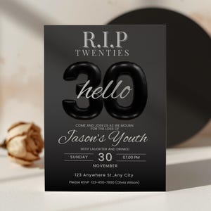 Pode incluir: Um cartão de convite preto com o texto "R.I.P Twenties" e "hello 30". O cartão é para "Jason's Youth" com data, hora e local. Uma rosa seca e um círculo preto estão no fundo.