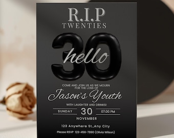 Op de afbeelding: Een zwarte uitnodigingskaart met de tekst "R.I.P Twenties" en "hello 30". De kaart is voor "Jason's Youth" met datum, tijd en locatie. Een gedroogde roos en een zwarte cirkel staan op de achtergrond.