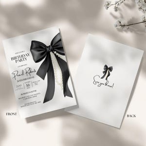 Op de afbeelding: Een zwart-witte verjaardagsuitnodiging met een zwarte strik en een parelketting. De uitnodiging luidt "Doe mee met een verjaardagsfeest ter ere van de 30e verjaardag van Pearl Roberts" met de datum en tijd van het feest. De achterkant van de uitnodiging luidt "Tot ziens!"