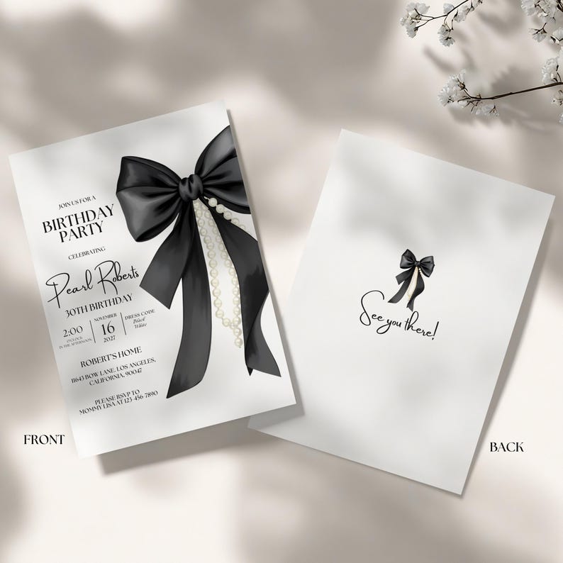 Op de afbeelding: Een zwart-witte verjaardagsuitnodiging met een zwarte strik en een parelketting. De uitnodiging luidt "Doe mee met een verjaardagsfeest ter ere van de 30e verjaardag van Pearl Roberts" met de datum en tijd van het feest. De achterkant van de uitnodiging luidt "Tot ziens!"