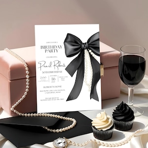 Op de afbeelding: Een witte uitnodigingskaart met zwarte tekst en een zwarte satijnen strik met een parelketting. De tekst luidt "Join us for a Birthday Party Celebrating Pearl Roberts 30th Birthday 2:00 November 16 2027 Dress Code: Black Tie" en "Robert's Home 1643 Bow Lane, Los Angeles, California 90047 Please RSVP to Mommy Lisa at 123 456 7800".
