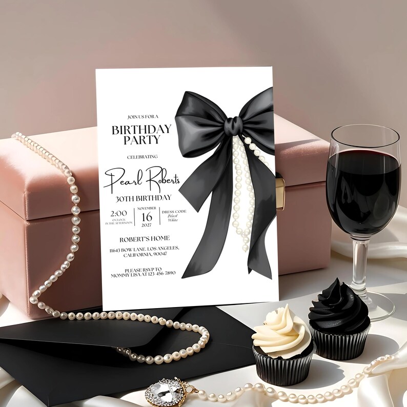 Op de afbeelding: Een witte uitnodigingskaart met zwarte tekst en een zwarte satijnen strik met een parelketting. De tekst luidt "Join us for a Birthday Party Celebrating Pearl Roberts 30th Birthday 2:00 November 16 2027 Dress Code: Black Tie" en "Robert's Home 1643 Bow Lane, Los Angeles, California 90047 Please RSVP to Mommy Lisa at 123 456 7800".
