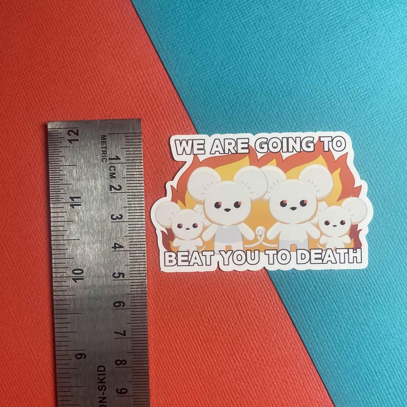 Pu&ograve; includere: Un adesivo bianco con quattro topi dei cartoni animati con cappelli da chef, davanti a fiamme. L'adesivo riporta la scritta "WE ARE GOING TO BEAT YOU TO DEATH". L'adesivo &egrave; lungo circa 3 cm.