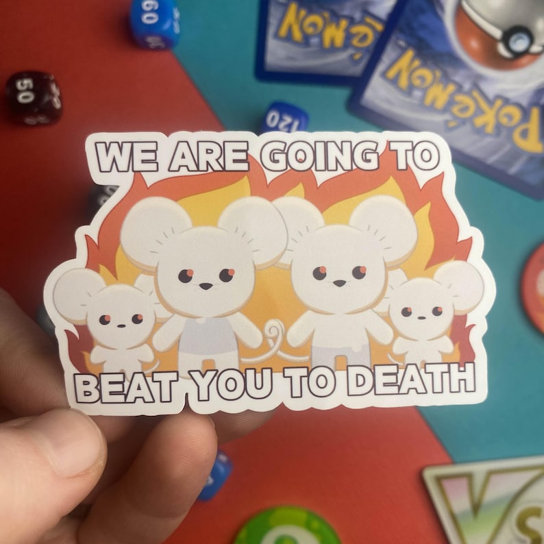 Pu&ograve; includere: Un adesivo bianco con una famiglia di topi dei cartoni animati davanti alle fiamme. Il testo "WE ARE GOING TO BEAT YOU TO DEATH" &egrave; stampato in nero. L'adesivo &egrave; circondato da dadi e carte collezionabili.