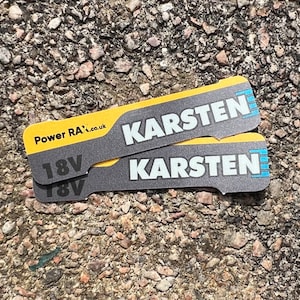 Może przedstawiać: Dwie żółto-czarne etykiety baterii z tekstem "Power RA" i "KARSTEN". Etykiety mają również napis "18V".