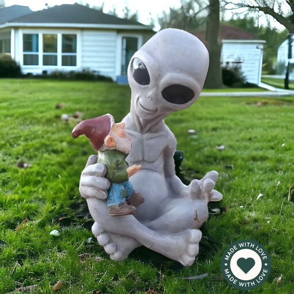 Alien tenant une statue de nain de jardin - Déco de jardin extérieure unique - Déco originale de pelouse, de porche et de chambre - Ornement de bureau en résine - Décoration amusante pour la maison