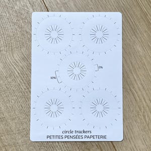 Stickervel met tracker voor het lezen van donutgrafieken. Cirkeldiagramstickers met statistieken lezen.
