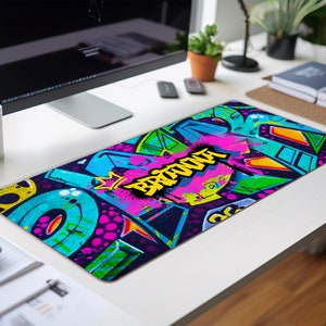 Tappetino da scrivania personalizzato con graffiti e targhetta con nome personalizzabile - Accessorio per dispositivi. Tappetino da scrivania estetico, grande tappetino per mouse.
