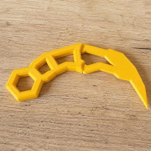 Geometrischer Karambit-Stil, 3D-Druck – Futuristisches Accessoire mit gebogener Klinge – Von Roblox inspiriertes Cosplay-Accessoire – Schreibtisch-Dekorationsstück