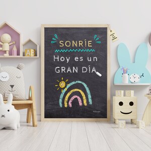 Sonríe hoy es un gran día, decoración infantil efecto tiza, cuadro decorativo para niños, frase motivadora, póster para imprimir en A4 y A3.