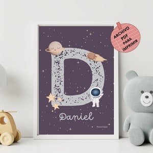 Folha personalizada com nome e letra inicial universo, ilustração com planeta, astronauta, estrela e meteorito, pôster infantil em A3