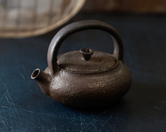 Tetera Tetera de leña Olla de elevación de barro de roca antigua Utensilios de té de gongfu Cocción de carbón hecha a mano.