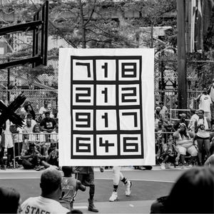 Puede incluir: Diseño gráfico en blanco y negro sobre un lienzo blanco con los números 718, 212, 917 y 646 en un patrón de cuadrícula.