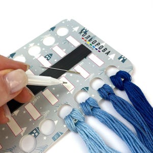 Magnetic Floss Organizer: 30-Slot Thread Holder with Needle Storage