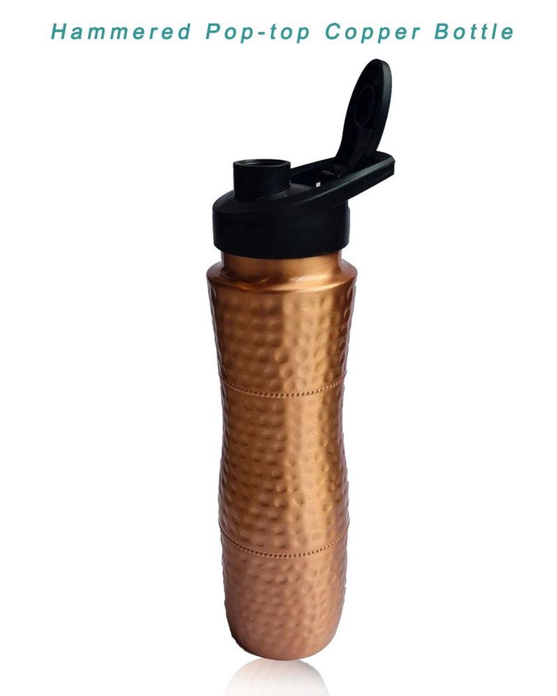 K&ouml;nnte beinhalten: Eine geh&auml;mmerte Kupfer-Wasserflasche mit einem schwarzen Pop-Top-Deckel. Die Flasche hat eine strukturierte, geh&auml;mmerte Oberfl&auml;che.