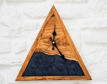 Horloge murale en bois, résine époxy, cadeau de pendaison de crémaillère unique, horloge murale triangulaire, grande horloge murale, oeuvre d'art en résine époxy, cadeaux pour la fête des mères