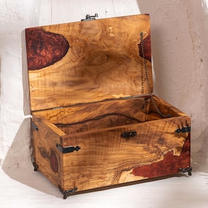 Individuelle Epoxy & Olivenholz Schmuckschatulle, Ohrringhalter mit Gravur, Einzigartige Housewarming Geschenk, Große Holzkiste, Weihnachtsgeschenke