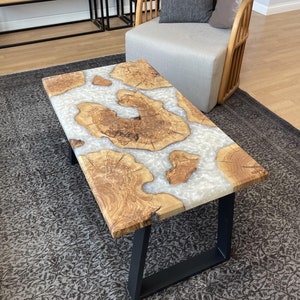 Epoxyd & Olivenholz Couchtisch, Couchtisch aus Harz Holz, Beistelltisch, Handgefertigte Möbel, Rustikaler Couchtisch
