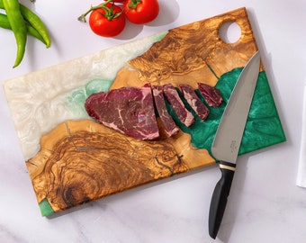 Individuell gestaltetes Charcuterie-Brett aus Olivenholz mit Harz, personalisiertes Schneidebrett, Weihnachtsgeschenk