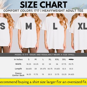 K&ouml;nnte beinhalten: Gr&ouml;&szlig;entabelle f&uuml;r ein schweres T-Shirt f&uuml;r Erwachsene in den Gr&ouml;&szlig;en S, M, L, XL, XXL, 3XL. Die Tabelle zeigt die Ma&szlig;e in Zoll f&uuml;r Breite, L&auml;nge, &Auml;rmel und R&uuml;ckenmitte. Das Model ist 1,63 m gro&szlig; und wiegt 54 kg und tr&auml;gt Gr&ouml;&szlig;e S. Die Tabelle empfiehlt, eine Nummer gr&ouml;&szlig;er zu bestellen, um einen Oversize-Look zu erhalten.