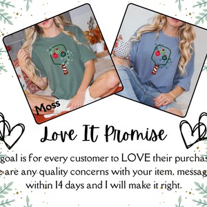 Puede incluir: Dos mujeres con camisetas con un dise&ntilde;o de raqueta de pickleball. Una camiseta es verde musgo, la otra azul. El texto "Love It Promise" se muestra debajo, junto con una garant&iacute;a de satisfacci&oacute;n del cliente.