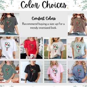 Puede incluir: Gr&aacute;fico que muestra camisetas en varios colores, incluyendo pimienta, espresso, blanco, marfil, bah&iacute;a, musgo, negro, flor y vaquero azul. Cada camiseta presenta un dise&ntilde;o festivo. Tambi&eacute;n se muestra el texto "Color Choices" y "Comfort Colors".