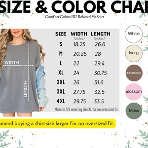 Puede incluir: Tabla de tallas y colores para una camiseta Comfort Colors 1717 Relaxed Fit. La tabla incluye tallas de la S a la 4XL con medidas de ancho y largo en pulgadas. Las opciones de color se muestran en c&iacute;rculos. La imagen tambi&eacute;n incluye una modelo que lleva una talla XL.