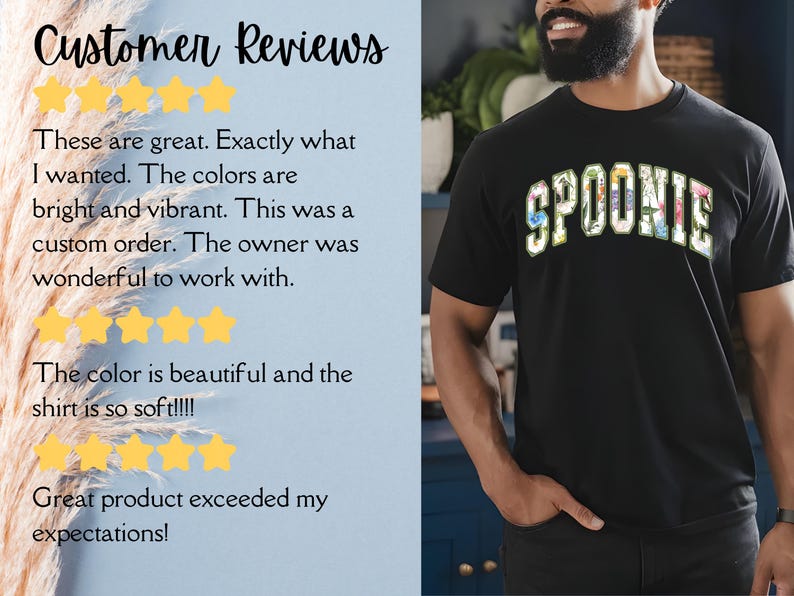 K&ouml;nnte beinhalten: Ein schwarzes T-Shirt mit dem Wort "SPOONIE" in bunten Buchstaben bedruckt. Die Buchstaben sind mit einem Blumenmuster verziert. Das Shirt wird von einer Person mit Bart getragen.