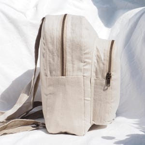 Boholi Rucksack klein | Feiner Hanf | Vegan & Nachhaltig | Naturbelassen | Beige | Handmade Nepal | YKK Metallreißverschluss | 27x22x8cm