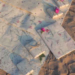 Handgemaakt beige cadeaupapier met echte bladeren | Duurzaam Lokta-papier | Unieke en herbruikbare cadeauverpakking