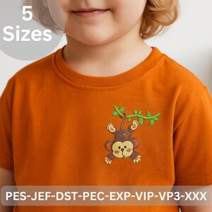 Op de afbeelding: Oranje T-shirt met korte mouwen met een cartoon aap ontwerp. De aap is bruin met een bruin gezicht en hangt aan een groene liaan. De tekst "5 Sizes" staat in een witte cirkel. De tekst "PES-JEF-DST-PEC-EXP-VIP-VP3-XXX" staat onderaan.
