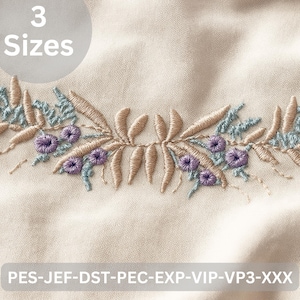 Puede incluir: Diseño floral bordado con hojas beige, ramitas azul claro y racimos de flores moradas. El diseño se muestra sobre una tela beige. El texto de la imagen dice "3 Tamaños" y "PES-JEF-DST-PEC-EXP-VIP-VP3-XXX".